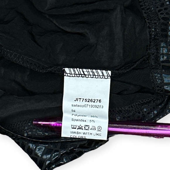 Reptile texture halter crop top - Picture 6 of 7